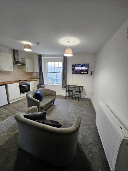 Fully Equipped Kitchen, Double Room นีธ ภายนอก รูปภาพ